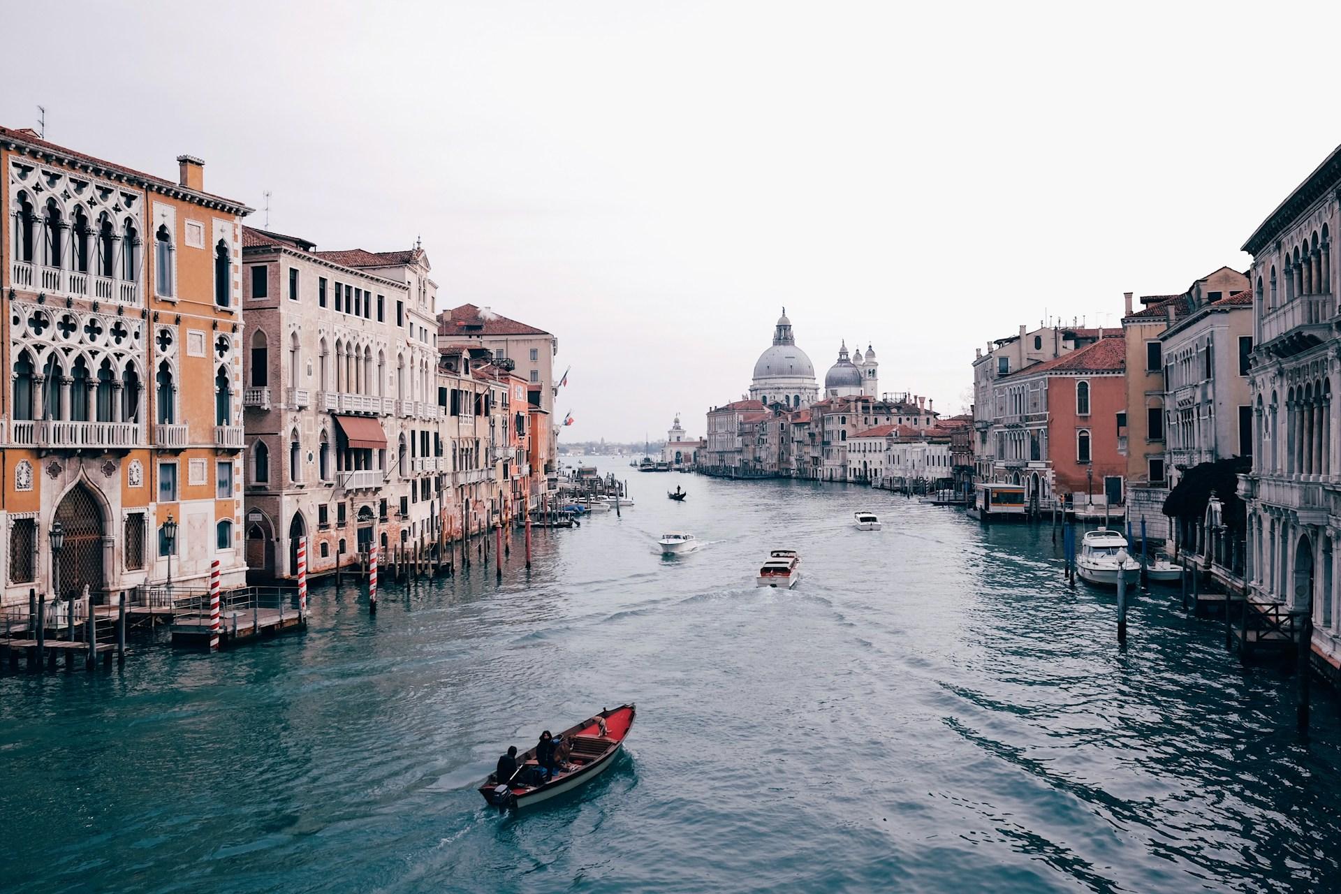 Venise : Curiosités, lieux insolites et traditions locales - background banner